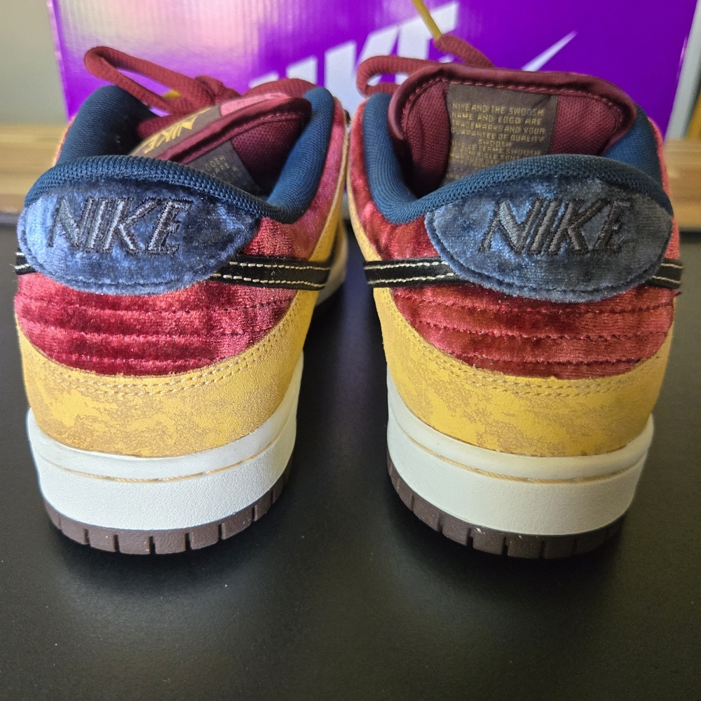 Nike SB Dunk Low Pro City Of Cinema Gold FZ1278-200 Size 6.5 Men Or 8 Women - Picture 5 of 16